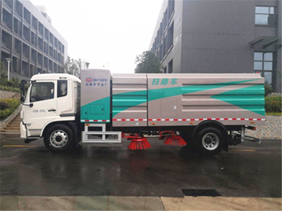 純電動(dòng)?xùn)|風(fēng)天錦掃路車與防撞緩沖車 城市環(huán)衛(wèi)與道路安全的創(chuàng)新解決方案